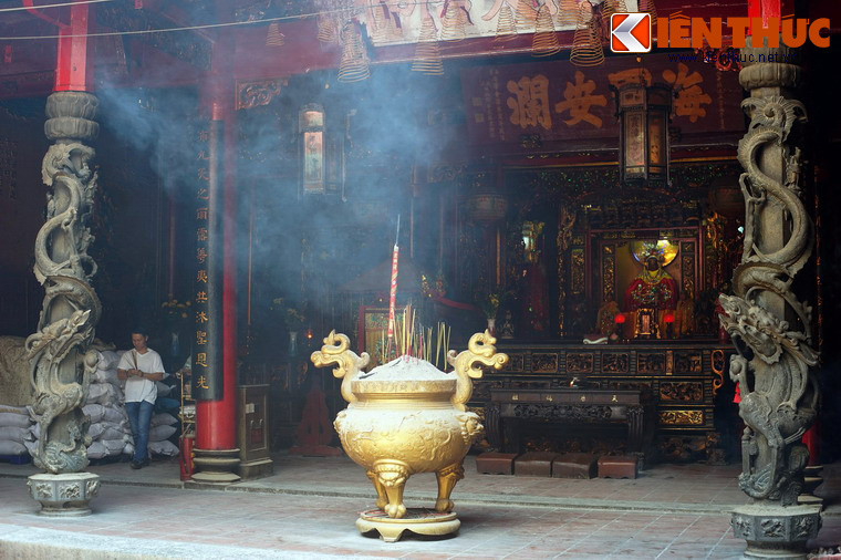 Nét nổi bật nhất trong kiến trúc hội quán Hà Chương là hai cặp cột đá nguyên khối được chạm trổ hình rồng uốn dài quanh cột, được coi là những tác phẩm điêu khắc đá có 1-0-2 của Việt Nam... Hàng năm ở hội quán có hai lễ lớn là lễ Vía Bà Thiên Hậu ngày 23/3 Âm lịch và cúng cô hồn ngày 9/7 Âm lịch.