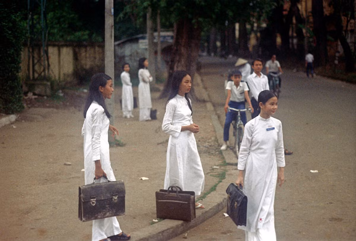 Nữ sinh áo dài Sài Gòn. Ảnh: Hiveminer.com