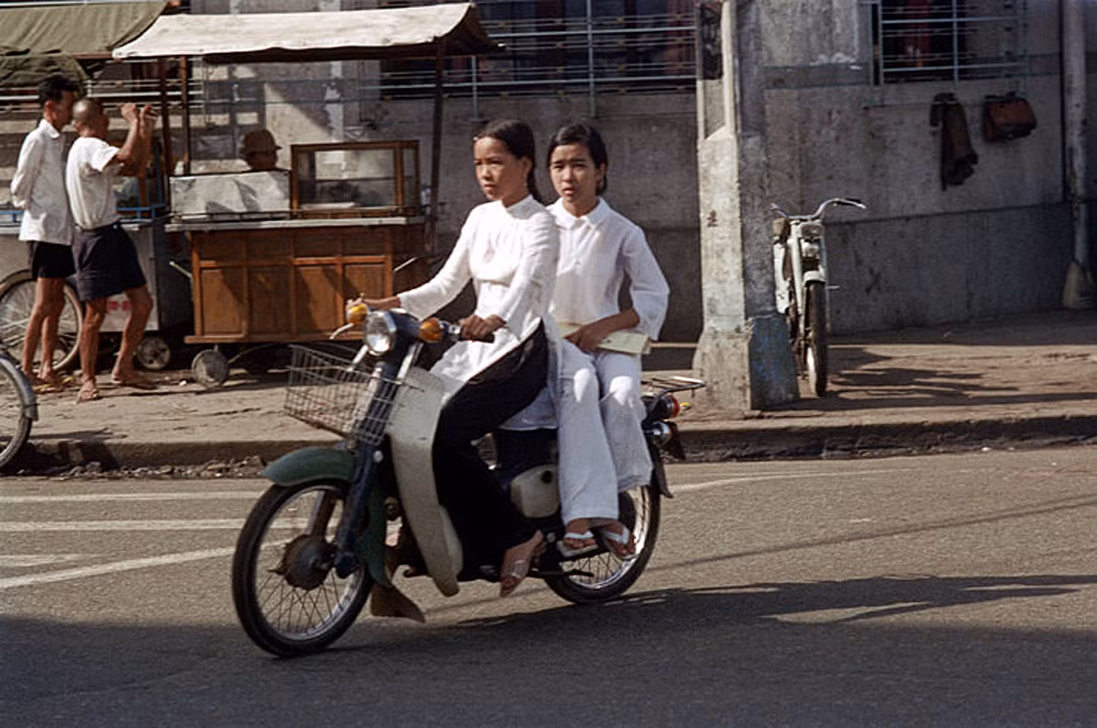 Hai nữ sinh áo trắng trên xe Honda. Ảnh: Hiveminer.com