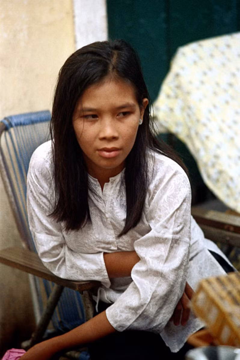 Người đẹp ở quán cà phê. Ảnh: Hiveminer.com