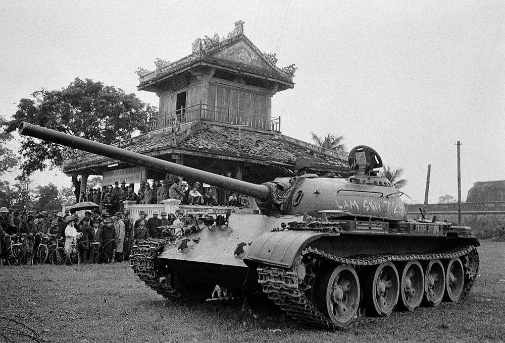 Xe tăng T-54 do quân đội Sài Gòn thu từ lực lượng Giải phóng trong chiến dịch Lam Sơn trong chiến tranh Việt Nam được trưng bày bên Phu Văn Lâu ở Hoàng thành Huế, tháng 4/1972. Ảnh: AP Photo/ Nick Ut.