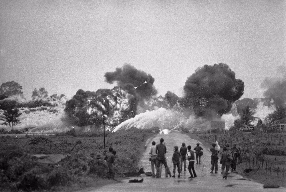Làng Trảng Bảng bùng cháy do bom napalm, ngày 8/6/1972. Ảnh: AP Photo/ Nick Ut.