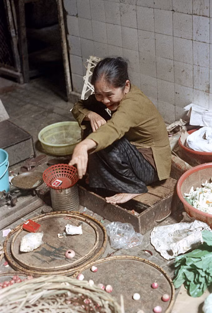 Nụ cười của một cụ bà bán hàng. Ảnh: Hiveminer.com