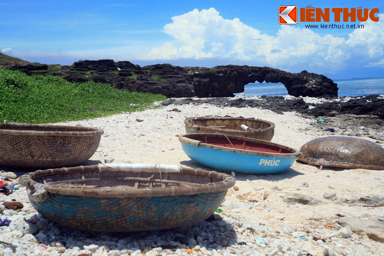 Khung cảnh tuyệt vời khiến cổng tò vò còn được gọi bằng một cái tên khác là cổng Thiên Đường. Đây là địa điểm chụp ảnh được ưa chuộng hàng đầu của giới trẻ khi đến với đảo Lý Sơn.