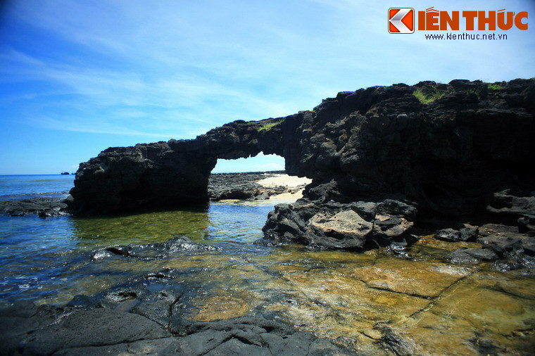 Quanh cổng đá này là những bãi đá nham thạch đen bóng, hình thù kỳ lạ nhấp nhô trên làn nước trong veo của đảo Lý Sơn.