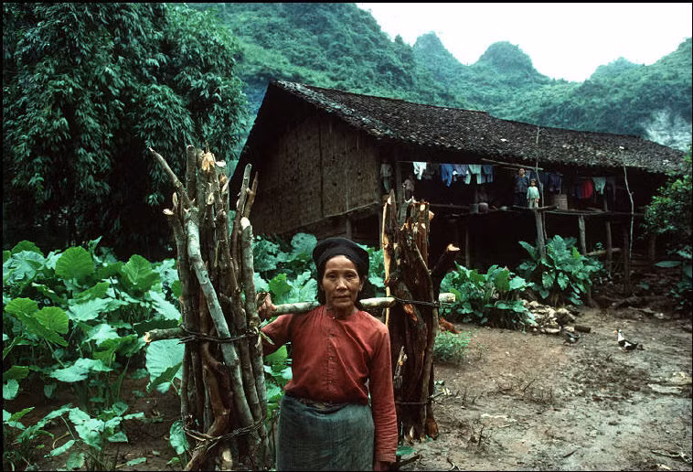 Cụ bà và ngôi nhà sàn dưới chân đèo Mã Phục, 1995. Ảnh: Magnumphotos.com.