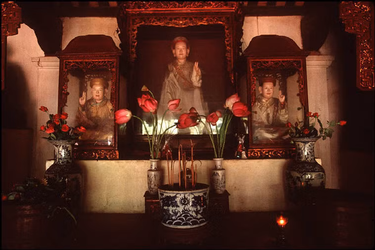 Trong một ngôi chùa ở Cao Bằng, 1995. Ảnh: Magnumphotos.com.