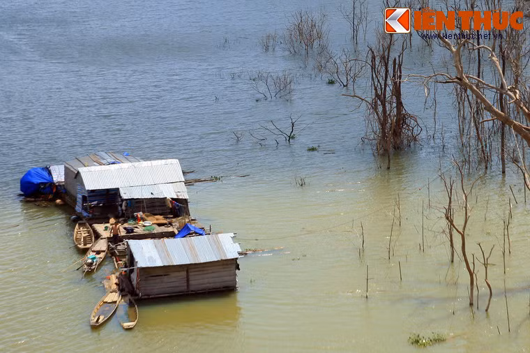 Giữa vẻ điêu tàn của thiên nhiên, sự xuất hiện của những bè nuôi cá lồng khiến khung cảnh trở nên bớt cô quạnh.