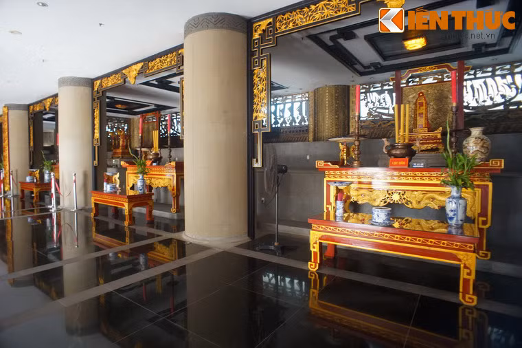 Hai bên là 8 gian thờ Lạc Hầu, Lạc Tướng, Lạc Dân, Tản Viên Sơn Thánh, Phù Đổng Thiên Vương, An Dương Vương, Trưng Nữ Vương...