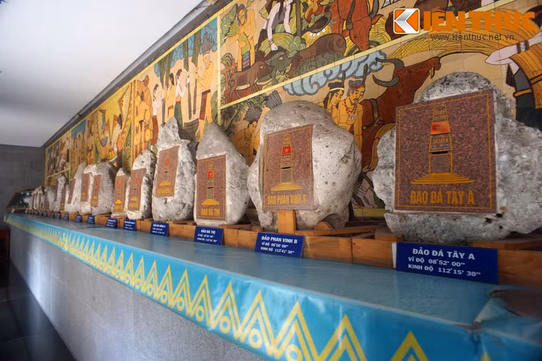 Hai bên đền thờ là dãy hành lang trưng bày bia 33 khối đá chủ quyền quần đảo Trường Sa.