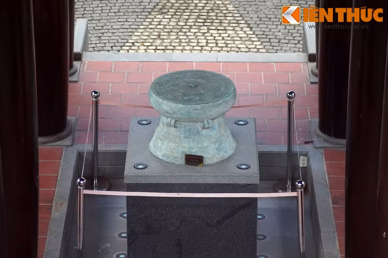 Trong tiểu đình đặt phiên bản trống đồng Hoàng Hạ (Hoà Bình).