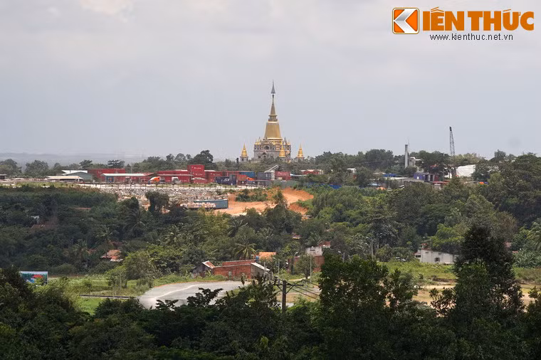 Bảo tháp Gotama Cetiya nổi tiếng của chùa Bửu Long nhìn từ Sân vọng.