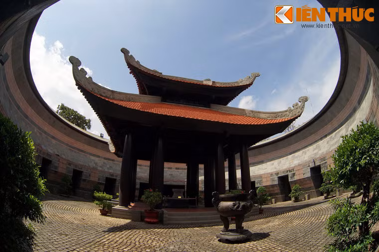 Trong đền có một khoảng sân được gọi là “Âm bản trống đồng”, là phần “âm” tròn của khối vuông, tượng trưng cho trời và đất. Giữa sân là một tiểu đình.