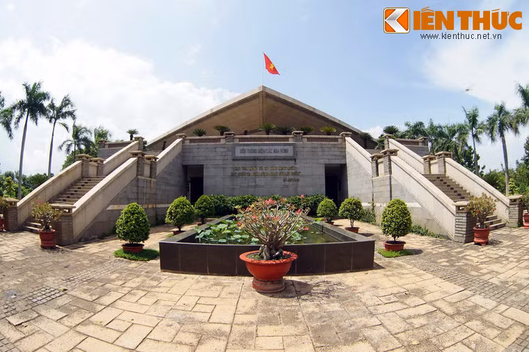 Công trình có mặt bằng hình vuông, xoay góc 45 độ so với trục chính.