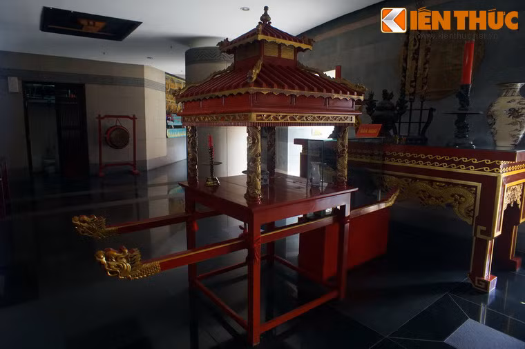 Không gian thờ tự của đền bao quanh “Âm bản trống đồng” vởi điểm khởi đầu là một Bàn nghi.