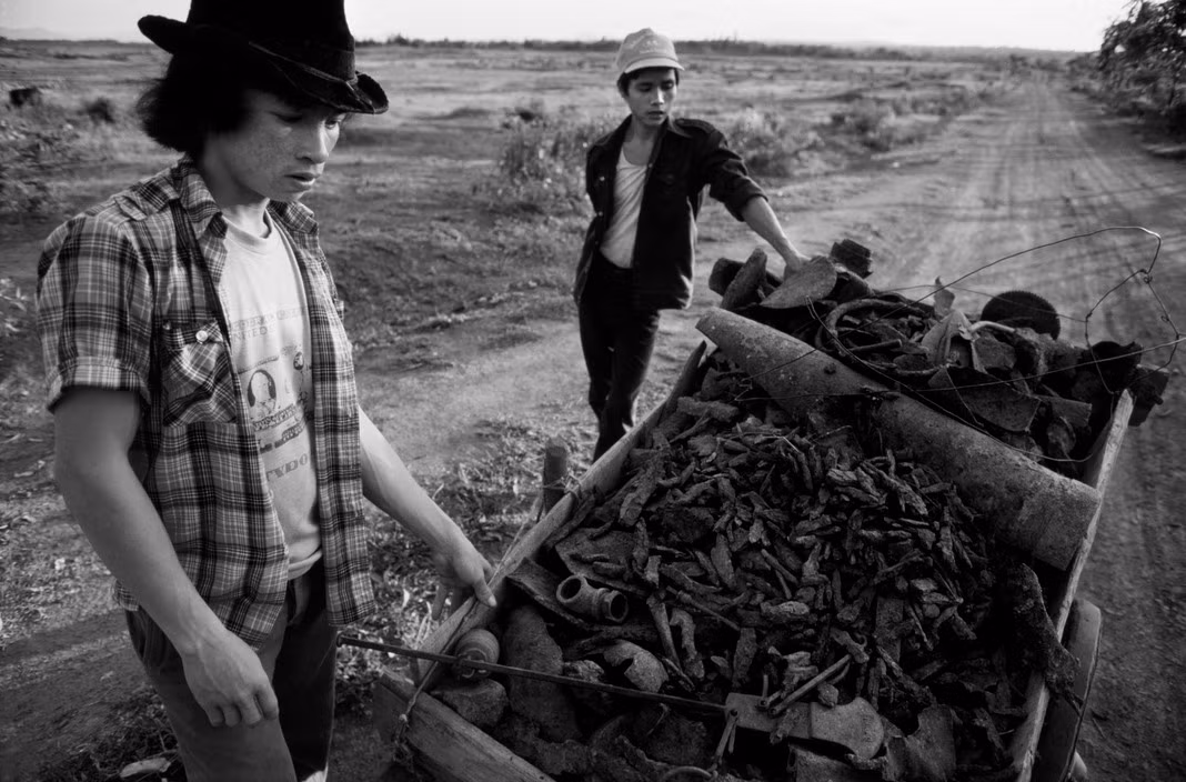 Người dân thu nhặt phế liệu chiến tranh tại Khu Phi quân sự vĩ tuyến 17 ở Quảng Trị. Ảnh: Philip Jones Griffiths - Magnumphotos.com