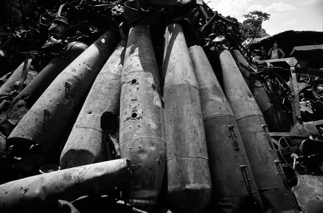 Phế liệu chiến tranh tại một điểm thu gom gần Khe Sanh đang chờ được xử lý. Ảnh: Philip Jones Griffiths - Magnumphotos.com