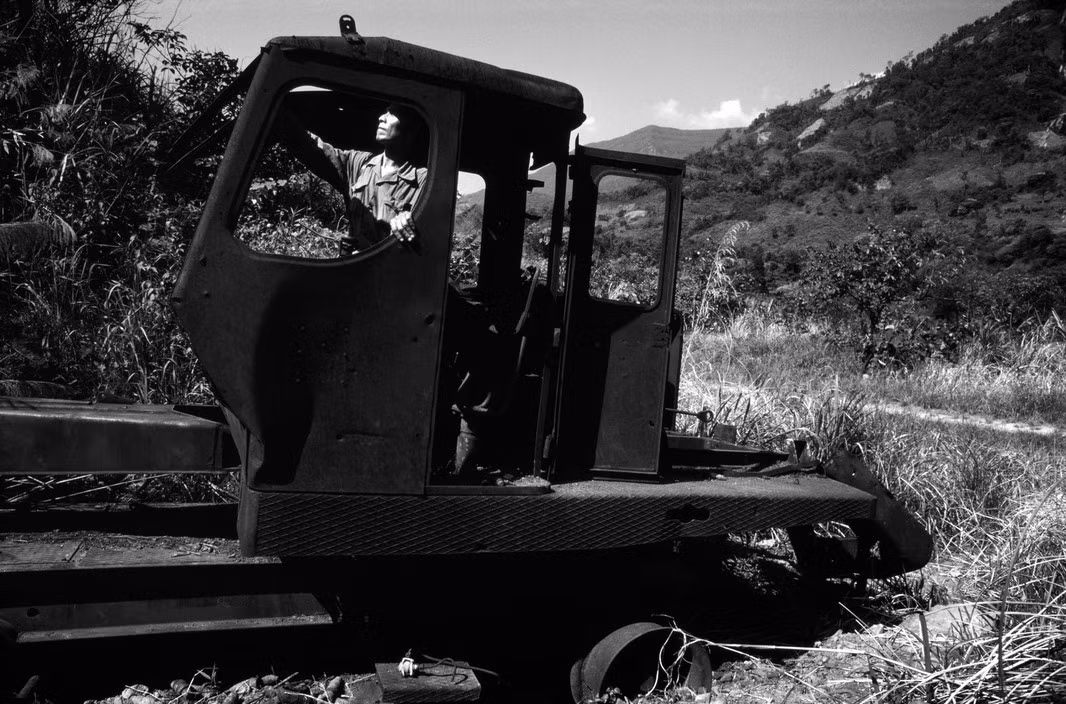 Xác một xe ủi quân Giải phóng dùng để rà phá bom mìn nằm gần đèo Mụ Giạ (Quảng Bình). Chiếc xe này bị máy bay Mỹ phá hủy từ năm 1968. Ảnh: Philip Jones Griffiths - Magnumphotos.com