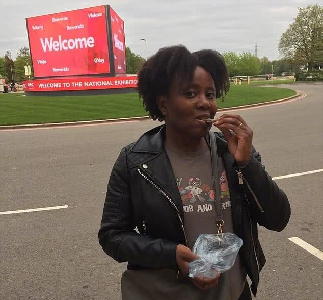 Những tưởng càng lớn, Mandisa có thể kiềm chế được sở thích ăn uống kỳ lạ của mình. Thế nhưng chẳng ngờ, khẩu vị của Mandisa không hề thay đổi. Đến tận khi cô đi làm, Mandisa vẫn rất thích ăn phấn.