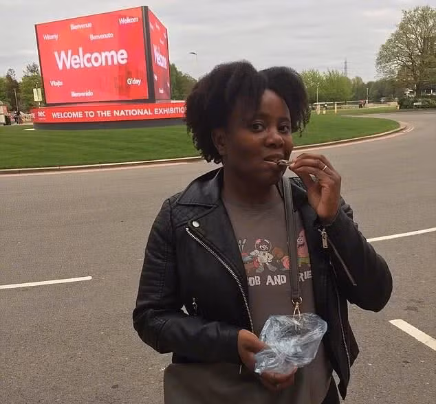 Những tưởng càng lớn, Mandisa có thể kiềm chế được sở thích ăn uống kỳ lạ của mình. Thế nhưng chẳng ngờ, khẩu vị của Mandisa không hề thay đổi. Đến tận khi cô đi làm, Mandisa vẫn rất thích ăn phấn.