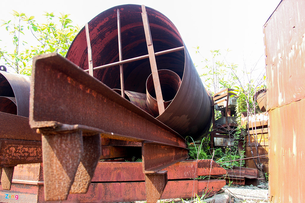 Thiết bị, máy móc chất thành đống nằm phơi sương, phơi nắng.