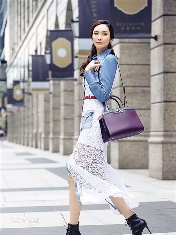 Siêu mẫu xứ Đài Ngô Bội Từ tìm mọi cách có bầu để giữ chân tỷ phú Hong Kong Kỷ Hiểu Ba. Thế nhưng sau khi sinh ba con, cô vẫn chưa có danh phận. Bù lại, đại gia Kỷ Hiểu Ba tặng cô biệt thự và nhiều tài sản với giá trị lên tới hàng chục nghìn tỷ đồng.