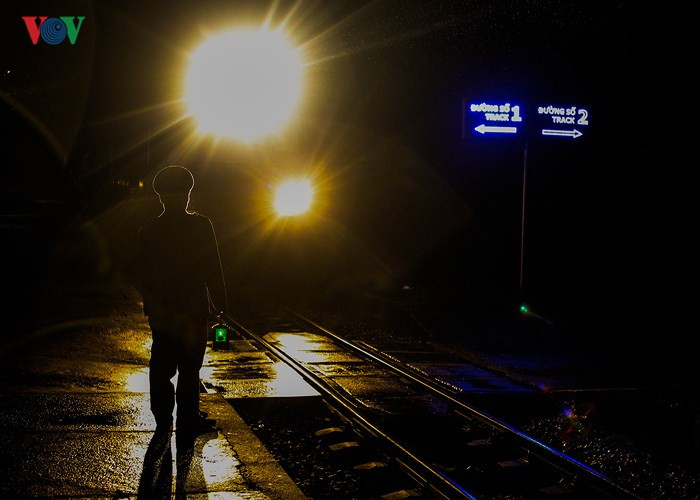 Cán bộ, nhân viên... ngành Đường sắt vì nhiệm vụ vẫn phải túc trực trong đêm.