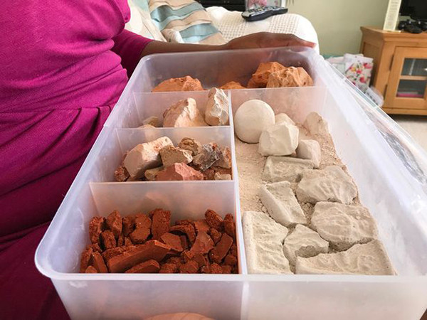 "Tôi thường trộm phấn trong phòng mỹ thuật của trường để ăn. Toàn bộ tiền tôi dành dụm được đều dùng mua phấn viết để ăn", cô Mandisa cho biết.