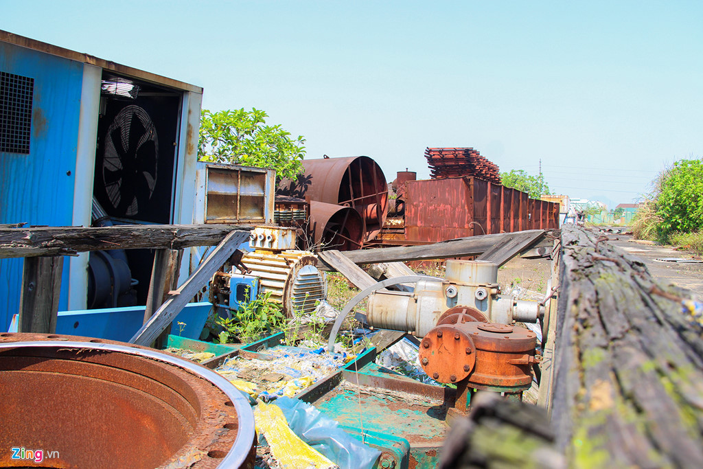 Những hạng mục công trình dang dở hoen gỉ một màu xám xịt.