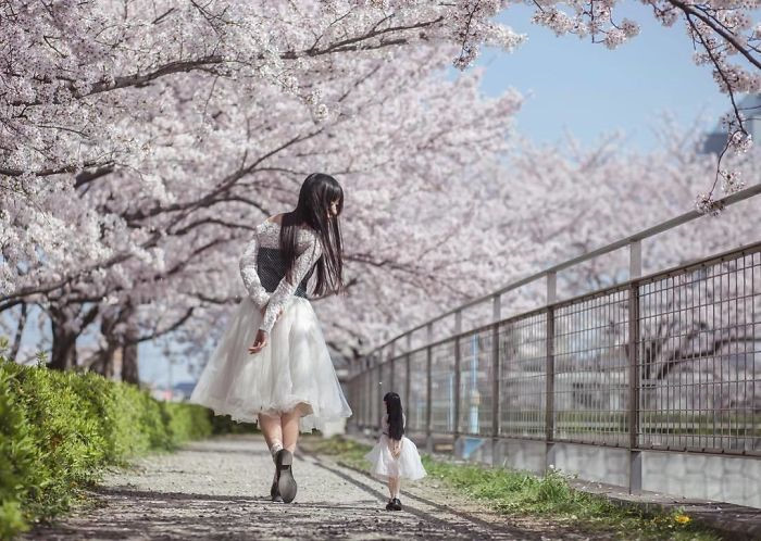 Từ nhỏ, cô đã có niềm đam mê đặc biệt với búp bê. Cô thích và hay sưu tầm búp bê Ball-jointed. Đây là loại búp bê mô phỏng theo hình người, có khớp nối.