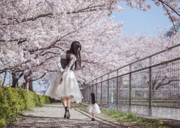 Từ nhỏ, cô đã có niềm đam mê đặc biệt với búp bê. Cô thích và hay sưu tầm búp bê Ball-jointed. Đây là loại búp bê mô phỏng theo hình người, có khớp nối.