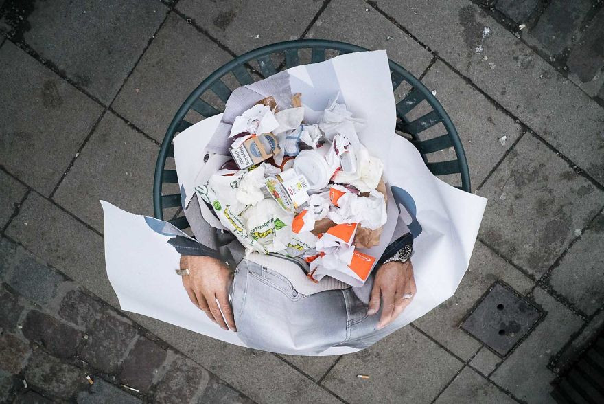 Giống như chiếc thùng rác đã nuốt chửng một người đàn ông, thế nhưng tất cả chỉ là một tấm poster được nhét vội vàng.