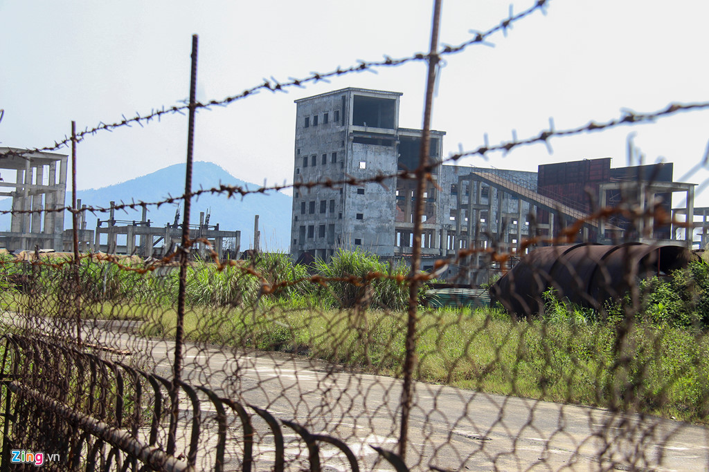 Thời điểm phóng viên có mặt khu dự án chỉ có 1 bảo vệ trực chính. Phía ngoài cổng rào kín bằng thép gai tránh bị người dân lấy trộm các tài sản.