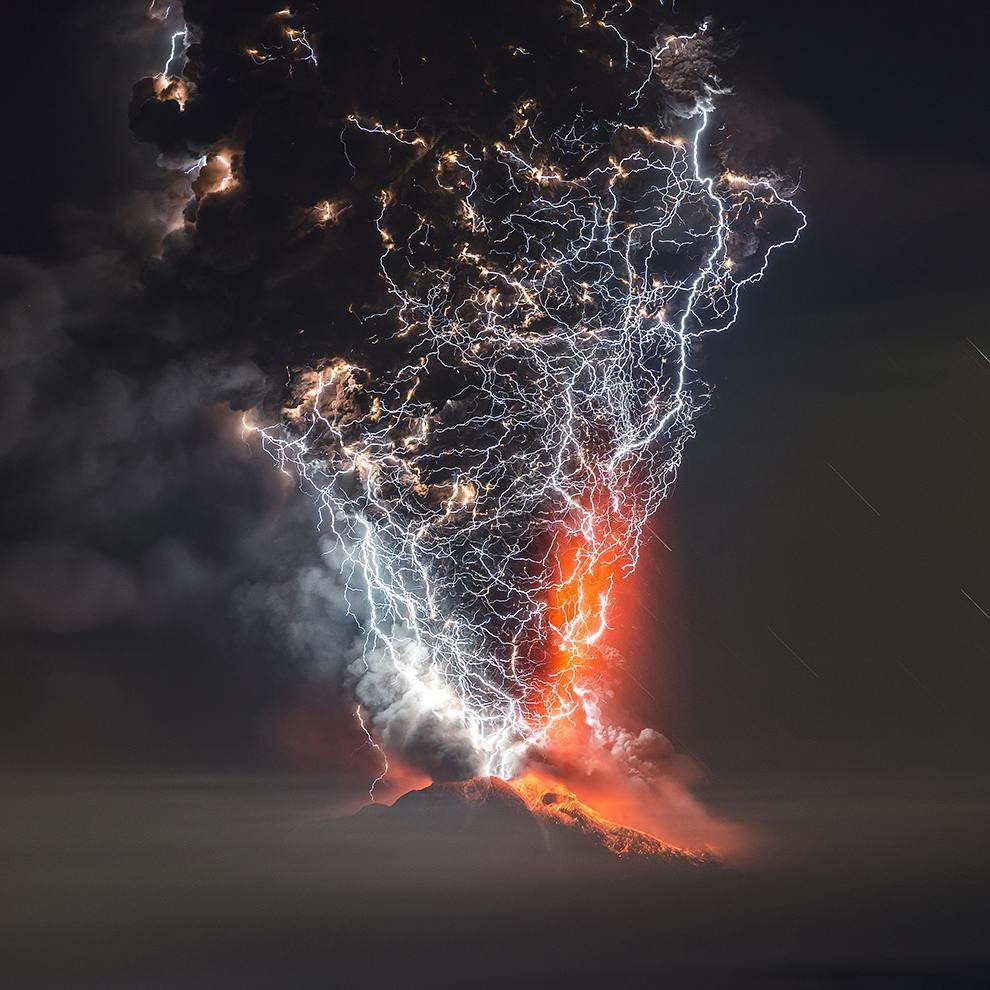 Sét đánh trên miệng núi lửa, xảy ra khi tro, các mảnh đá và các hạt băng trong một đám núi lửa va chạm, tạo ra đủ điện tích tĩnh để tạo ra sét.