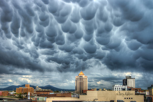 Mây Mammatus hay "mây vảy rồng" là một thuật ngữ khí tượng học nói đến những đám mây hình cầu kỳ lạ trên thế giới. Được tạo ra bởi nhiều bọng mây nhỏ tụ lại, tạo thành một mảng mây rộng lớn, lơ lửng, dày đặc, trải dài tới hàng trăm mét trên bầu trời. Theo các nhà thiên văn học, những đám mây Mammatus là dấu hiệu của cơn giông bão lớn, kèm theo sấm sét trong các tháng có thời tiết nóng, ấm.