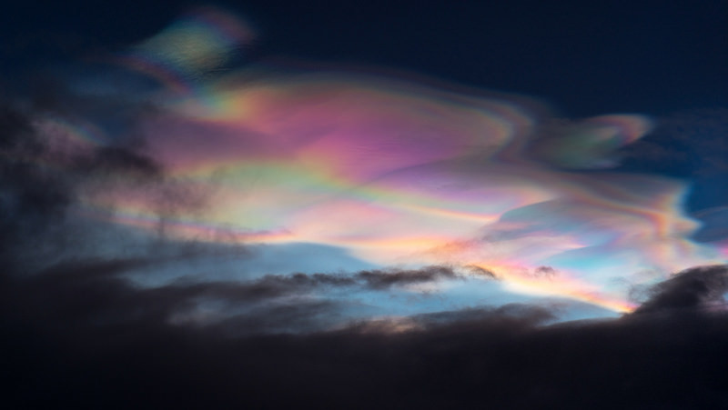 Mây xà cừ hay mây tầng bình lưu vùng cực là một dạng mây nhiều màu sắc, óng ánh như ngọc trai, xuất hiện tại tầng bình lưu vùng cực về mùa đông, ở cao độ khoảng 15.000–25.000m. Không giống như hầu hết các dạng mây khác, mây xà cừ được hình thành trong điều kiện rất lạnh và nhận ánh sáng mặt trời từ dưới chân trời.