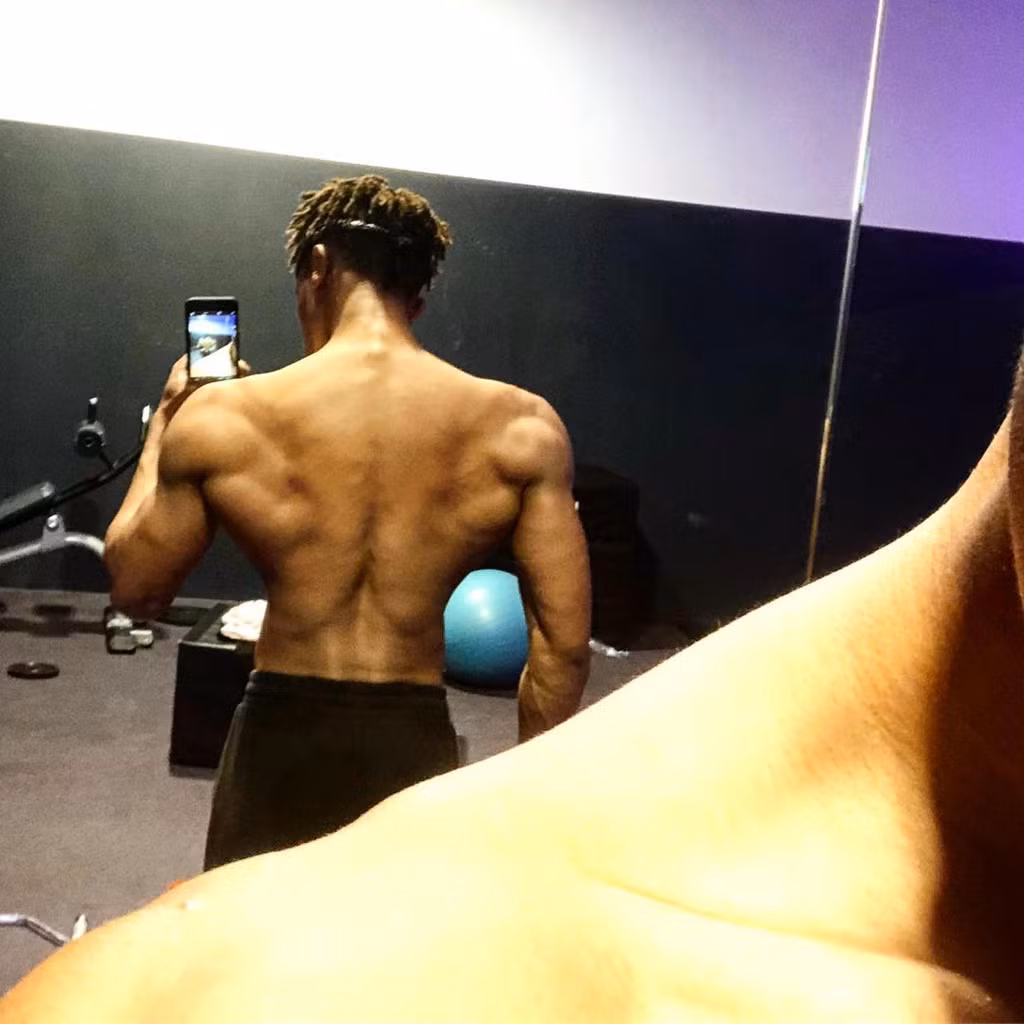 Ngoài ra, anh còn thực hiện chế độ ăn uống rất nghiêm ngặt với 4 bữa/ngày, tiêu thụ khoảng 150 gram protein và 3,5 lít nước để đạt được thân hình mơ ước.