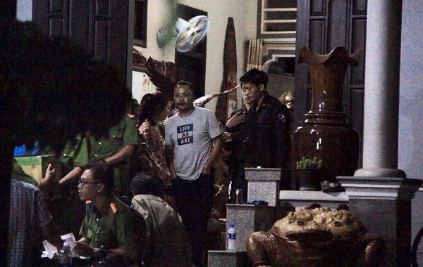 Cơ quan điều tra khám xét nhà Phượng "râu" thu giữ nhiều cuốn sổ ghi chép việc chung chi để vận chuyển gỗ lậu.