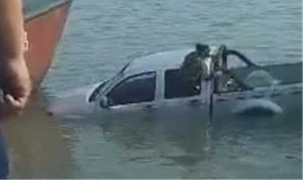 Người phụ nữ mắc kẹt trong xe, nhưng, thay vì hoảng loạn, người phụ nữ không chịu tự cứu mình mà mạo hiểm cả mạng sống vì túi tiền trong xe.