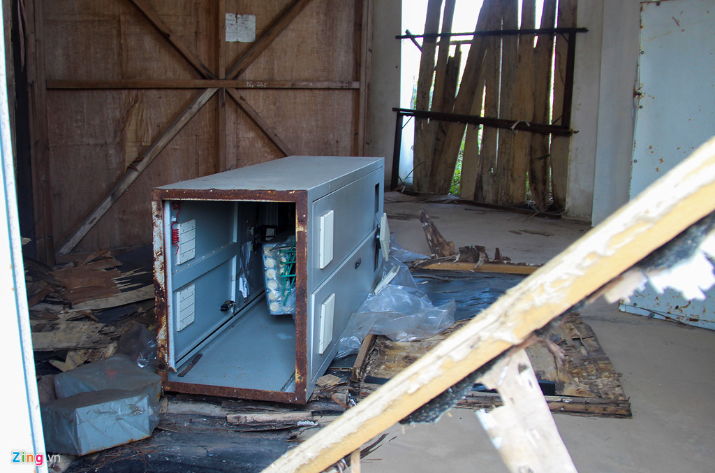 Một số máy móc còn bị phá hỏng, lấy thiết bị, dây điện bên trong rồi vứt vương vãi.