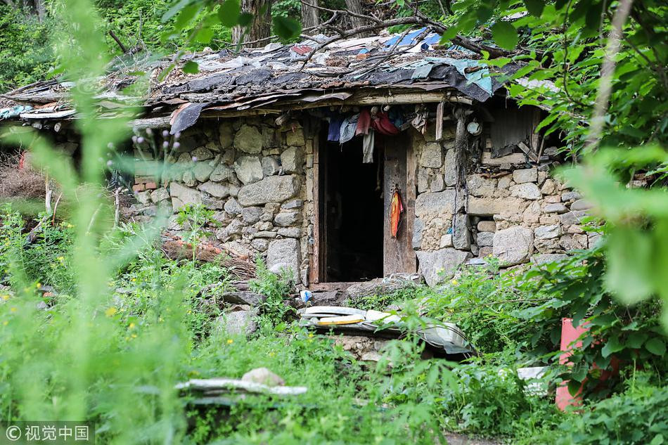 Theo người dân địa phương, cũng có nhiều người gọi ông Chí Luân là "người nguyên thủy" hoặc "người rừng" vì lối sống kỳ quặc của ông.