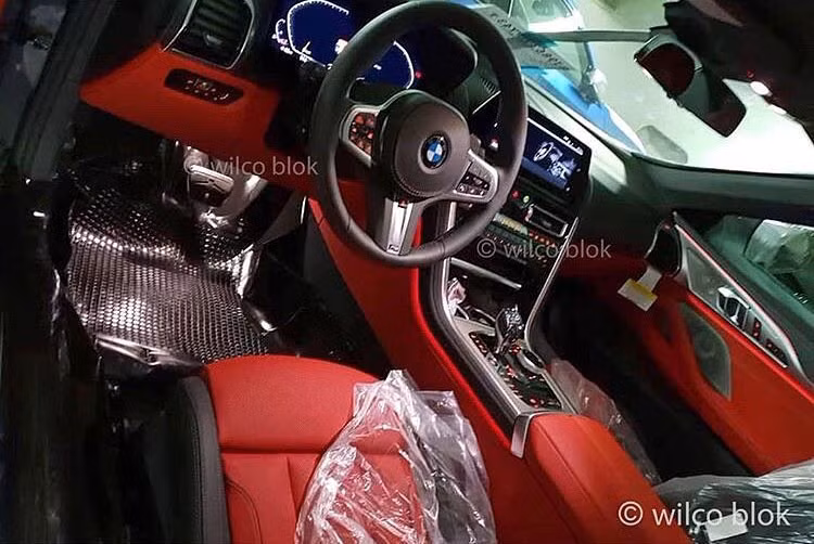 Những hình ảnh bên trong nội thất của BMW 8-Series cũng được đăng tải trên Instagram gần đây, tiết lộ BMW 8-Series sẽ có bảng điều khiển trung tâm được thiết kế hoàn toàn mới.