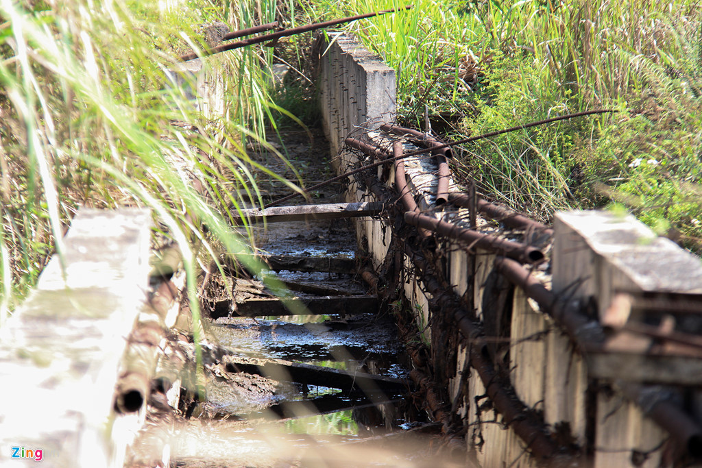 Kênh mương dẫn vào khu nhà máy thép với nhiều hạng mục xuống cấp trầm trọng.