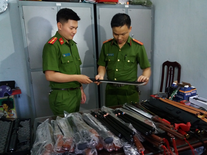 Công an kiểm tra số vũ khí thu giữ.