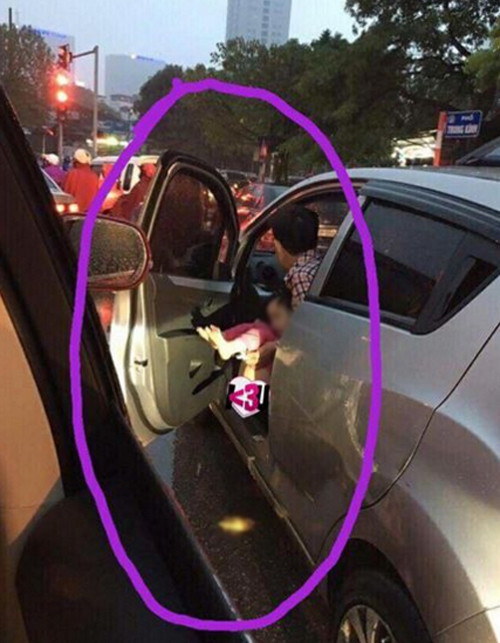 Bố thản nhiên mở cửa ôtô, cho con đi vệ sinh giữa phố Trung Kính, Hà Nội.
