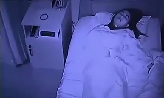 Chuyen la hom nay: Co gai cu dem la bien mat