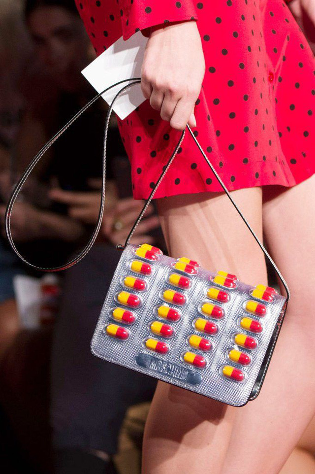 Cận cảnh chiếc túi 1.095 USD (25 triệu VND) của thương hiệu Moschino.