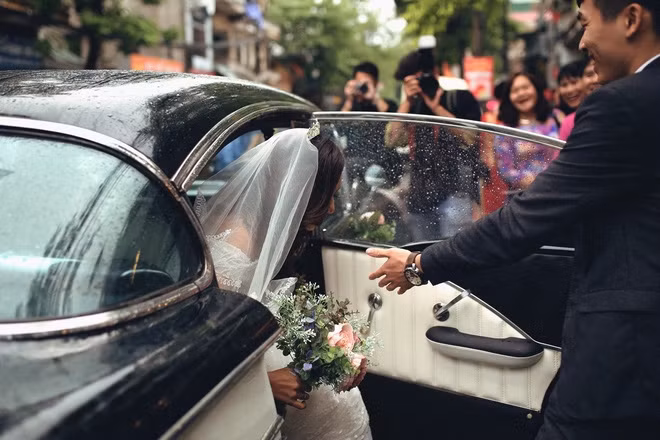 Chú rể bật mí thêm, trận mưa bất ngờ là điều đáng nhớ nhất trong quá trình tổ chức tiệc cưới của mình. Nhiều dự định của cặp đôi đã thay đổi nhưng cũng nhờ trận mưa mà cặp đôi hiểu được tấm lòng của anh em, bạn bè.