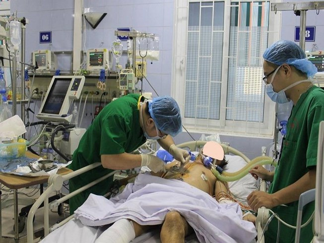 Bệnh nhân Tuấn đang được điều trị tại BV E. Ảnh: H.PHƯỢNG