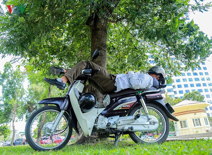 Giấc ngủ trưa của bác xe ôm trong ngày vắng khách 1/5.